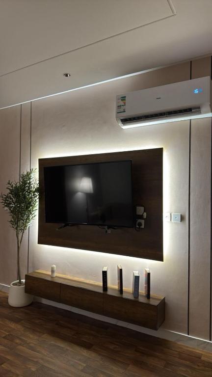 Μια τηλεόραση ή/και κέντρο ψυχαγωγίας στο استديو درب الحرمين