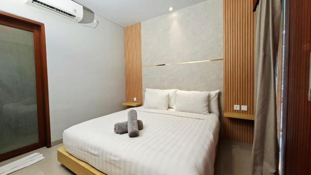 Un dormitorio con una cama con un objeto gris encima. en Mahesa Seminyak, en Seminyak