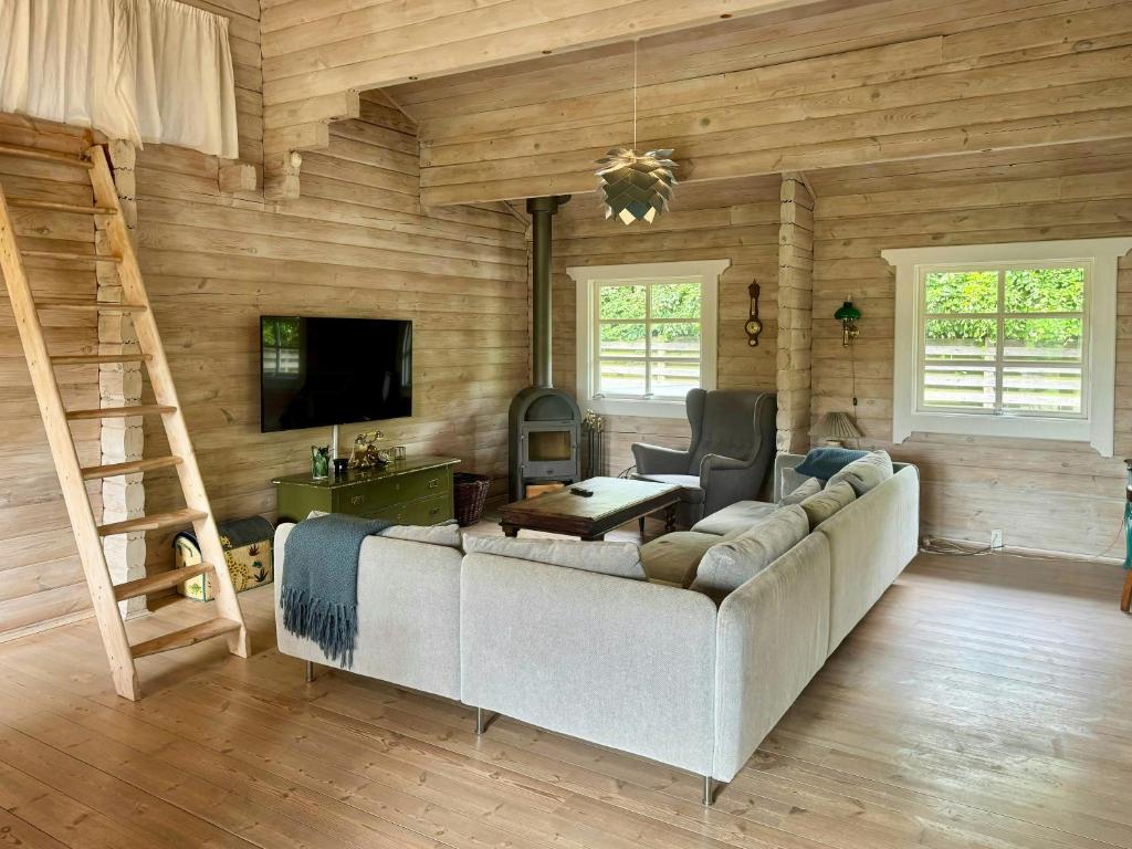 TV/trung tâm giải trí tại Log Cabin With Activity Room Near Gudmindrup