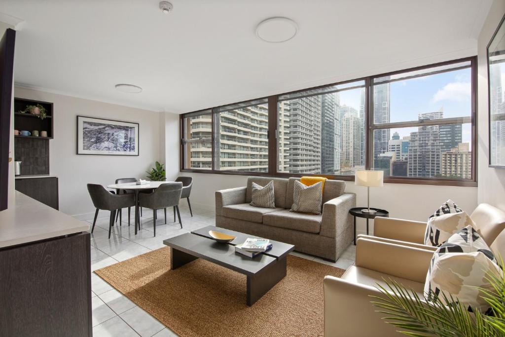 una sala de estar con un sofá y una mesa en City Escape with Spa Access in Darlinghurst, en Sídney