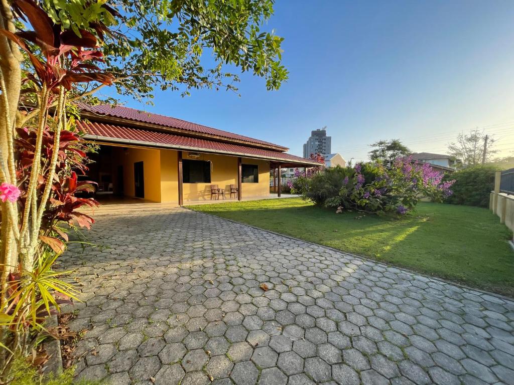 Zahrada ubytování Casa na praia do Quilombo em Penha a 200 metros do mar