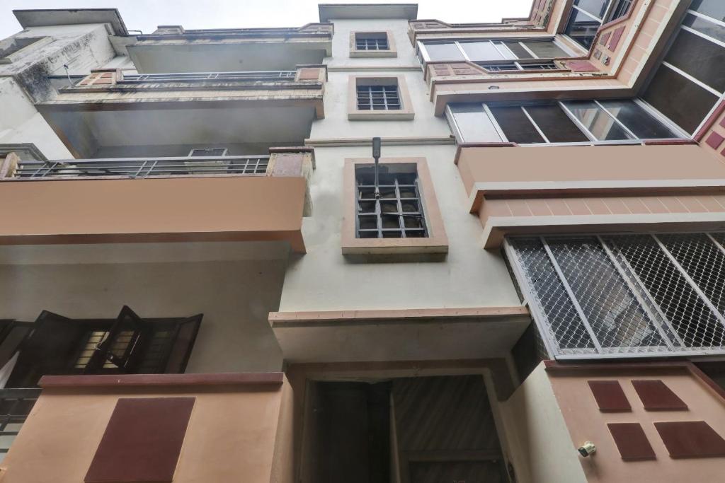 un edificio alto con ventanas y una puerta en Super Hotel O Sada Shiv Guest House, en Gorakhpur