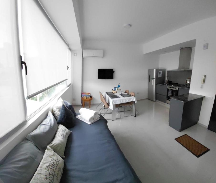 ein Wohnzimmer mit Sofa und Tisch in der Unterkunft Maribuhomeystay in Bahía Blanca