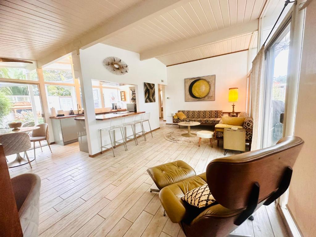 Posezení v ubytování LOOK and BOOK! Midcentury Modern Home near Beach!