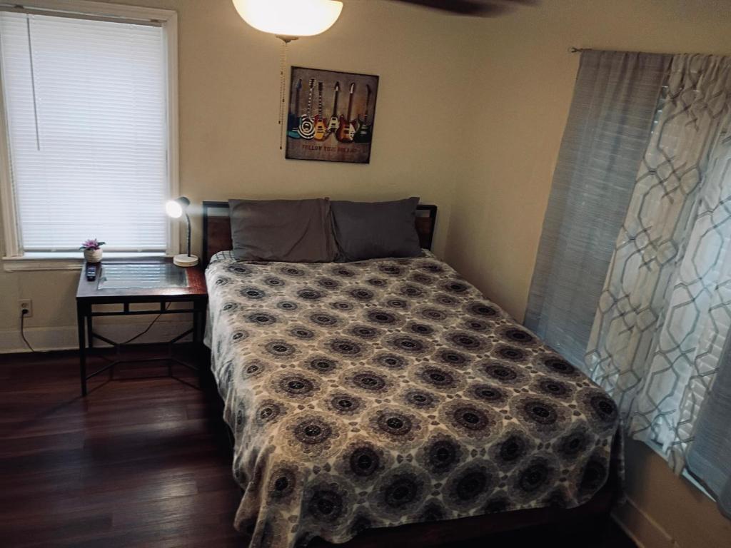 Ένα ή περισσότερα κρεβάτια σε δωμάτιο στο McAfee