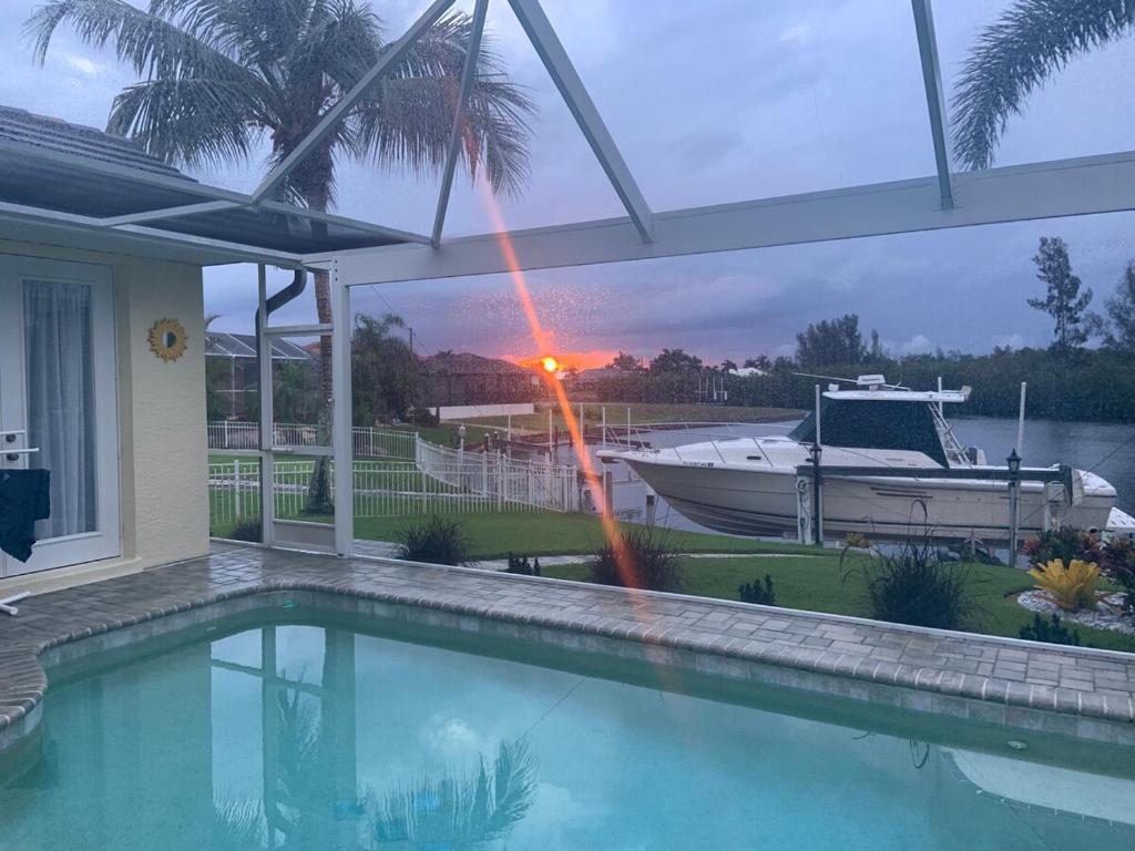 una casa con piscina e barca di Sunsets Waterfront Saltwater Heated Pool Retreat a Punta Gorda