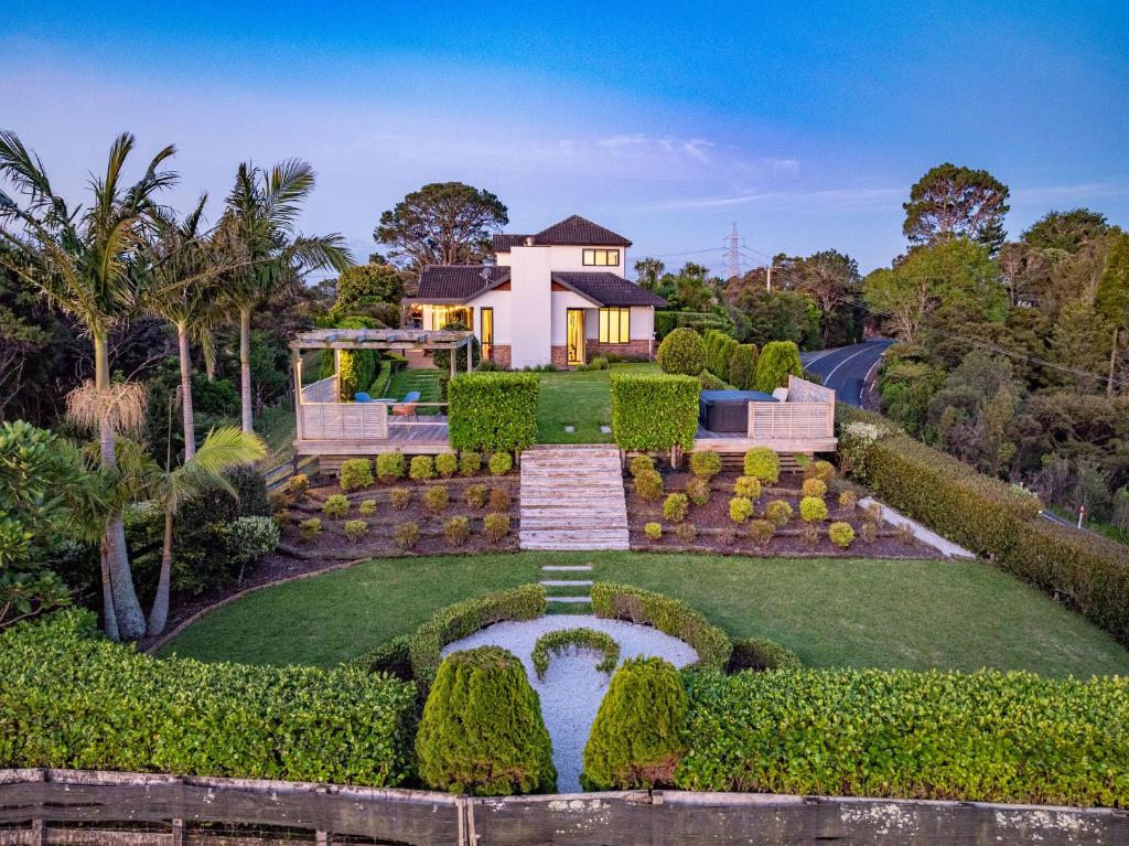 eine Luftaufnahme eines Hauses mit Garten in der Unterkunft Main House & Guest House - Group Perfect in Coatesville