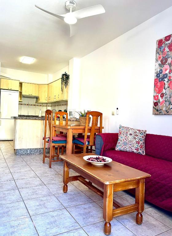 un salon avec un canapé et une table dans l'établissement El Oasis de Gara, à San Isidro