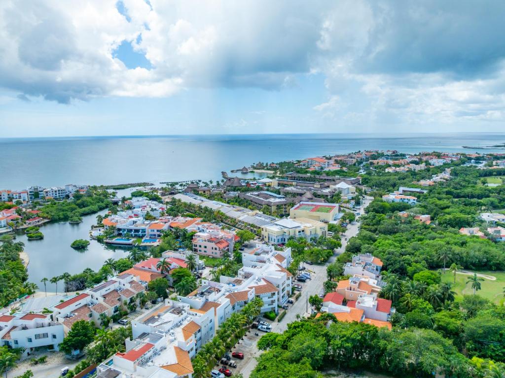 una vista aérea de un pueblo junto al agua en Boho Minimal 3-Min Beach Private Parking, en Puerto Aventuras