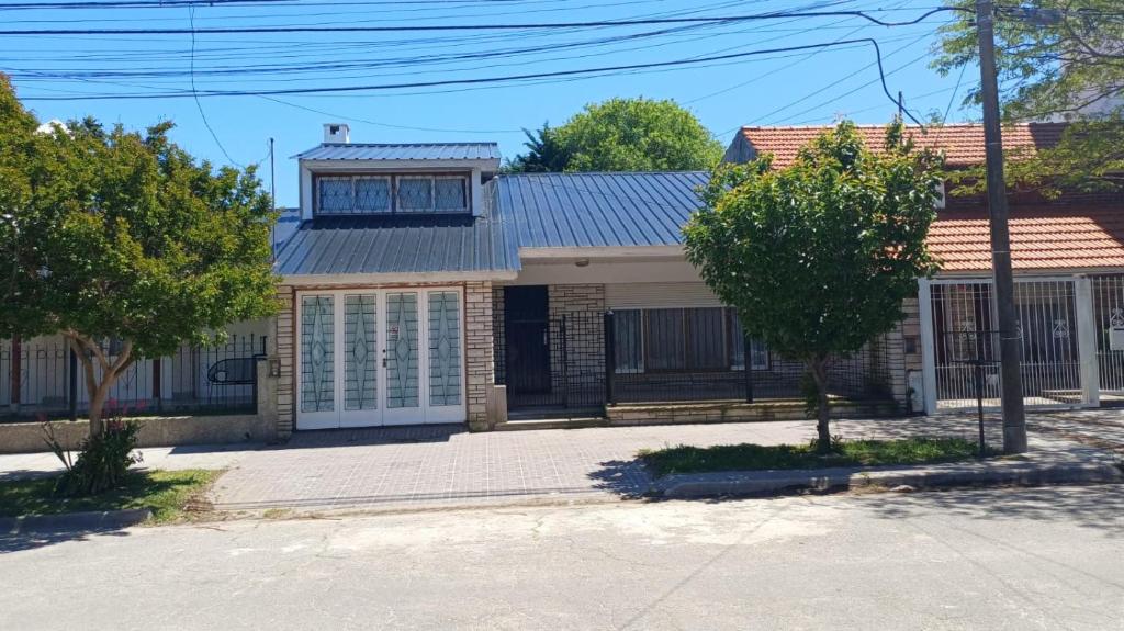 Chalet en Miramar, para 5 personas في ميرامار: منزل بسقف قصدير على شارع