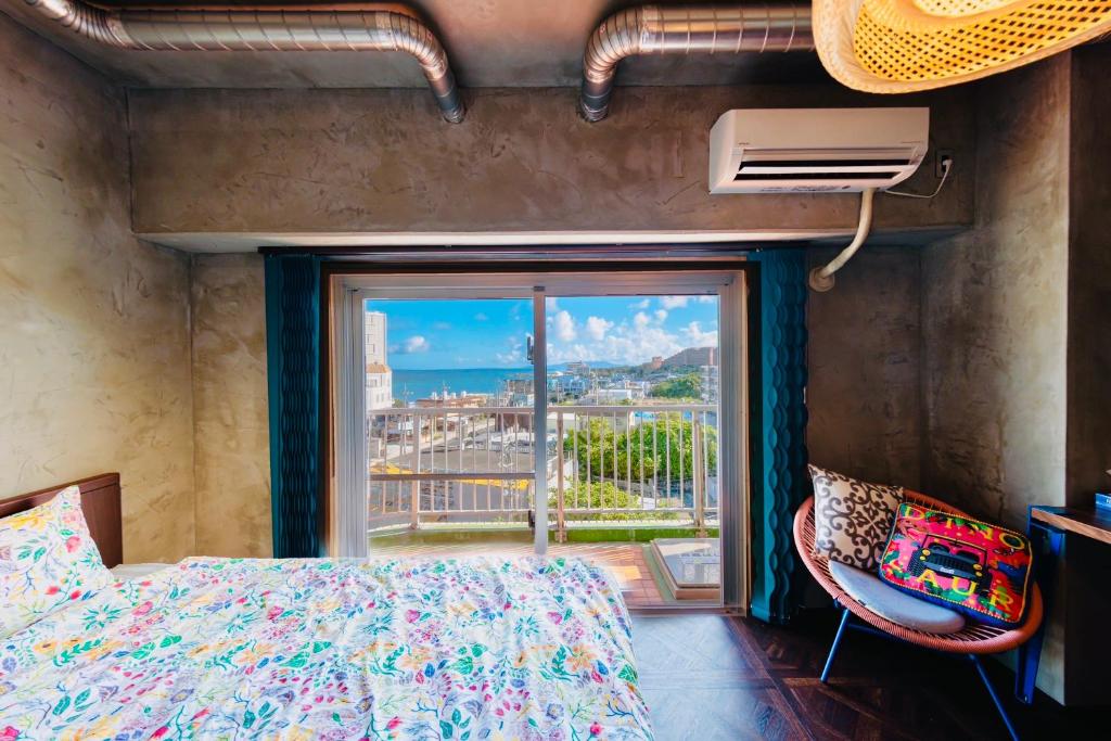 Postel nebo postele na pokoji v ubytování シートピア恩納村Ocean 贅沢快適なデザイナーズ空間と蒼い海