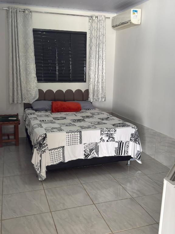 a bedroom with a bed and a window at Suíte Santa Luzia casal 03 in Trindade