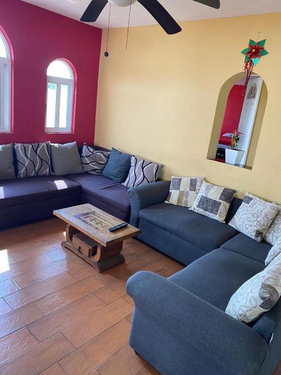AhuatepecにあるCasa Isabella in Cuernavacaの青いソファとテーブルのあるリビングルーム