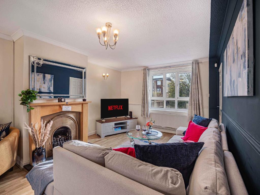 een woonkamer met een bank en een open haard bij Contractor ready Homes Secure Parking in Middleton