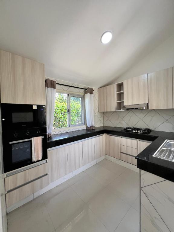 Кухня или мини-кухня в North Breeze Nyali Retreat
