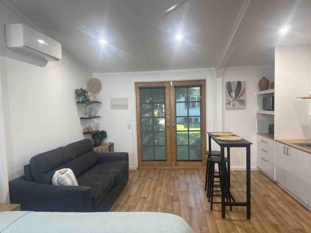 un soggiorno con un divano e un tavolo di Cosy on Colless a Mulwala