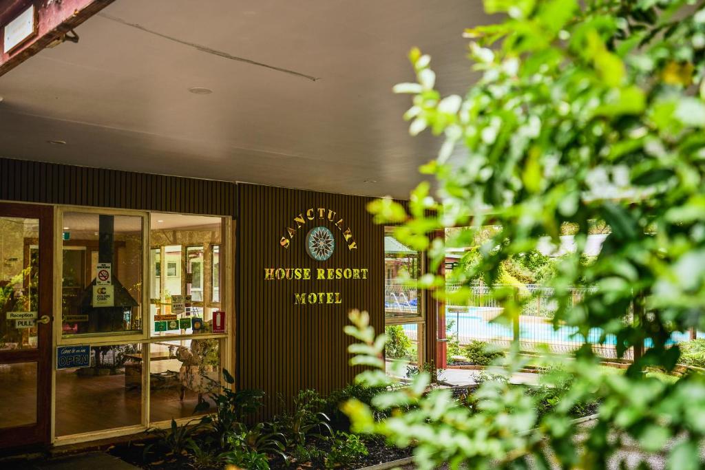 un bâtiment avec une enseigne indiquant « hôtel agent Yoko » dans l'établissement Sanctuary House Resort Motel, à Healesville