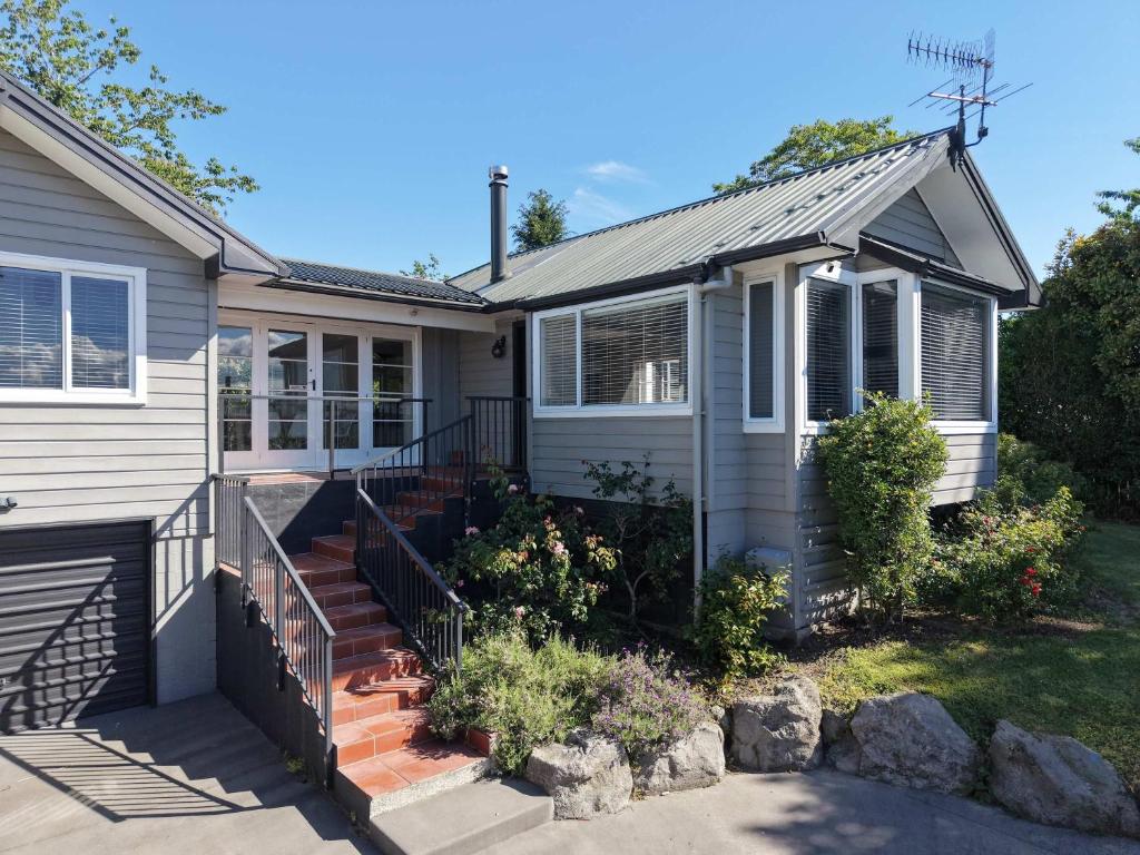 Absolute Redwoods في روتوروا: بيت ابيض امامه درج وزهور