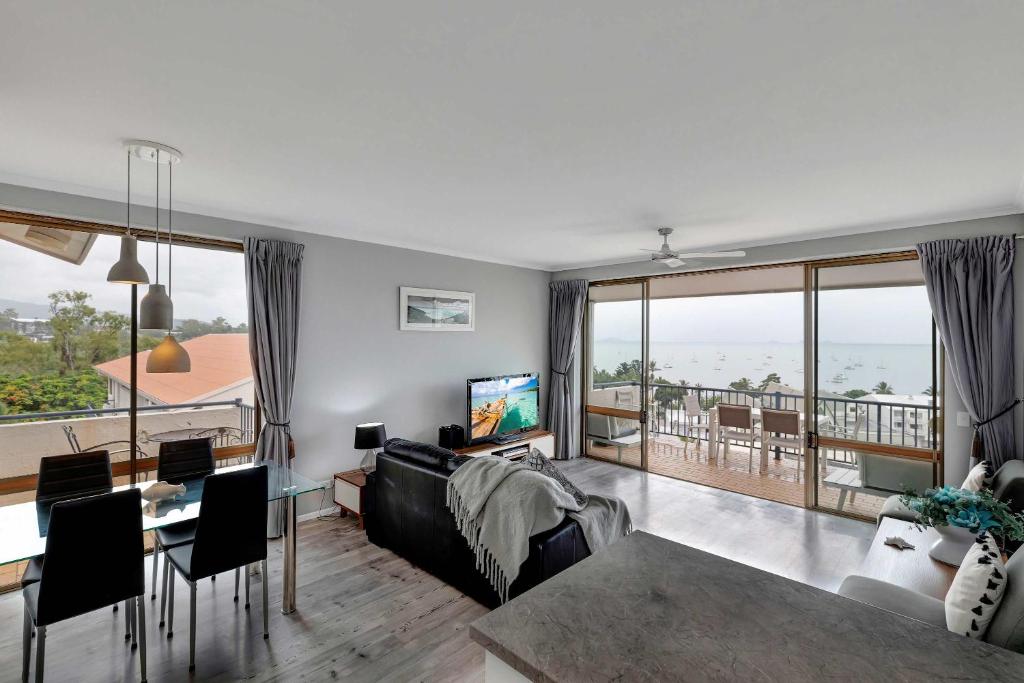 埃尔利海滩OCEAN VIEWS 16 pool & Spa Wi-FI的客厅里有一张沙发和一张带电视的桌子