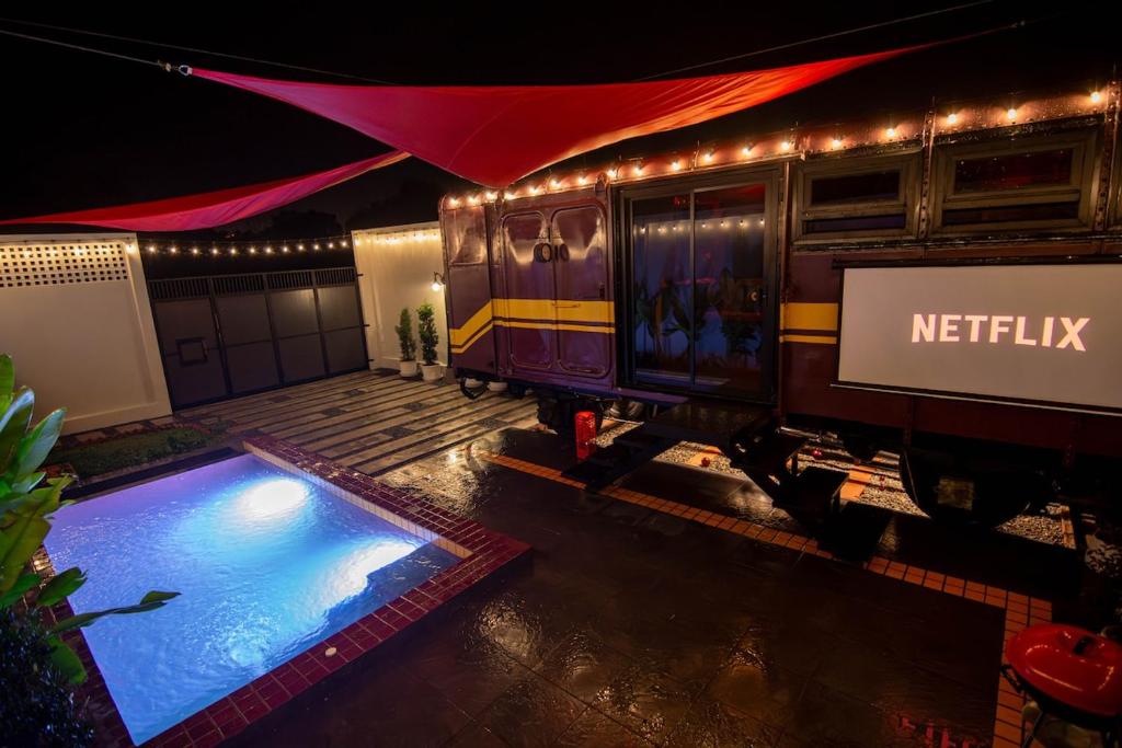 Una maqueta de una estación de tren con piscina. en Baan Rot Fai Krabi Platform 1, en Ao Nang 