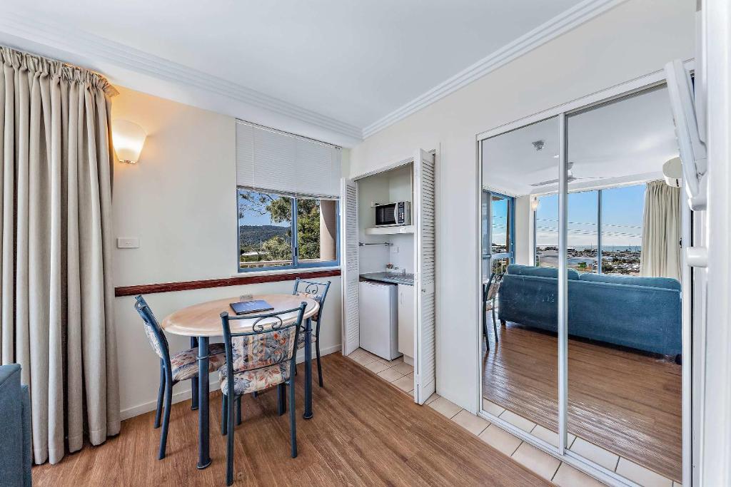 Ένα ή περισσότερα κρεβάτια σε δωμάτιο στο Marina views at Airlie 10H