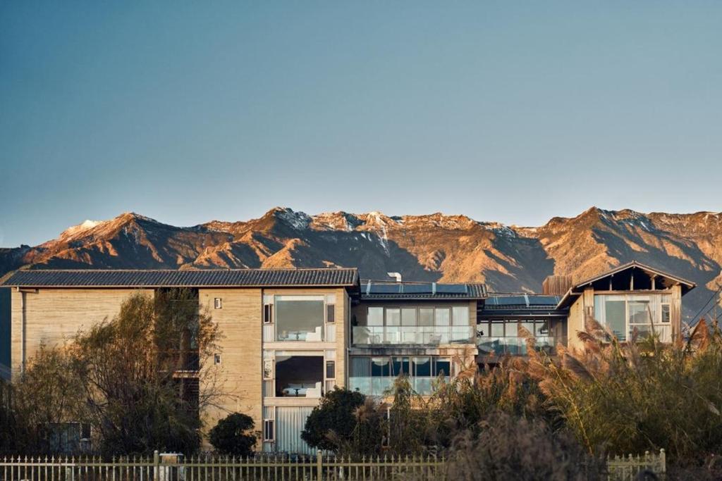 Nespecifikovaný výhled na hory nebo výhled na hory při pohledu z hotelu