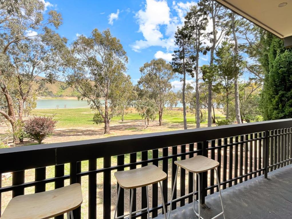 ein Balkon mit zwei Stühlen und Blick auf einen See in der Unterkunft Doon It Right in Bonnie Doon