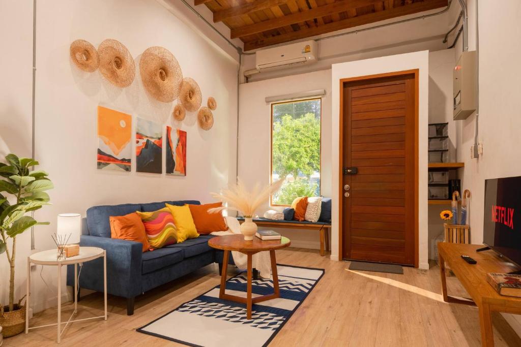 Et opholdsområde på Soulful Stay-Hidden Thai-Mediterranean Retreat.