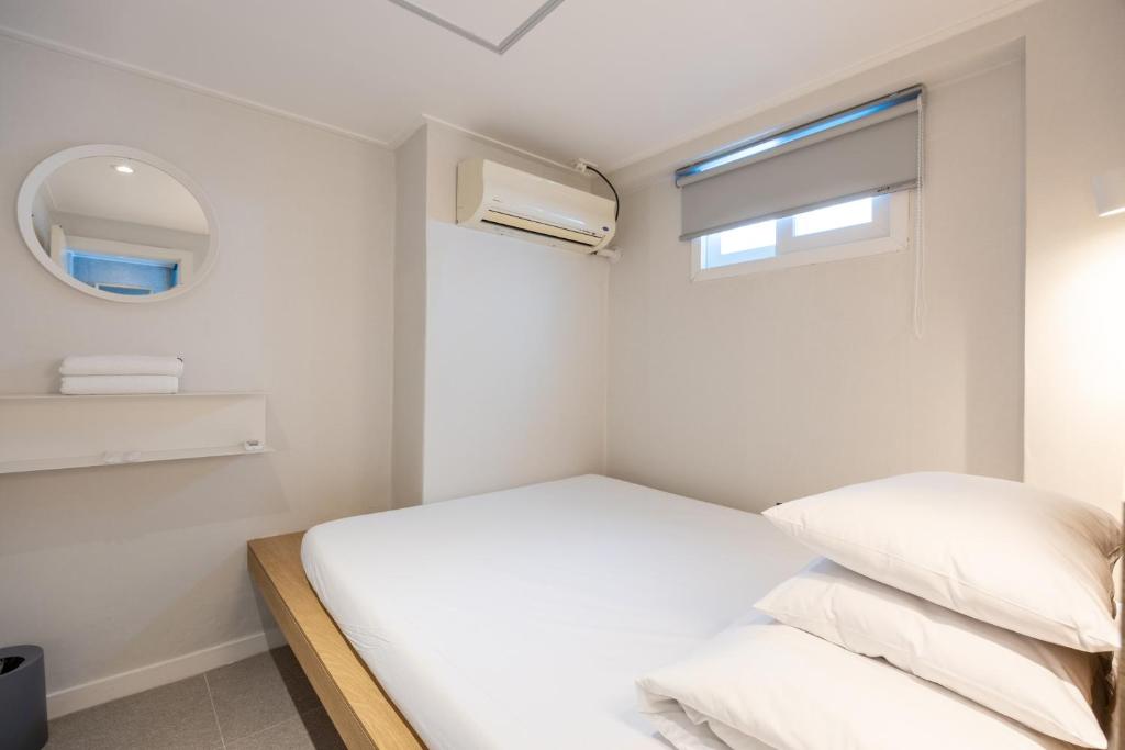 Postel nebo postele na pokoji v ubytování Pipe Hostel Myeongdong