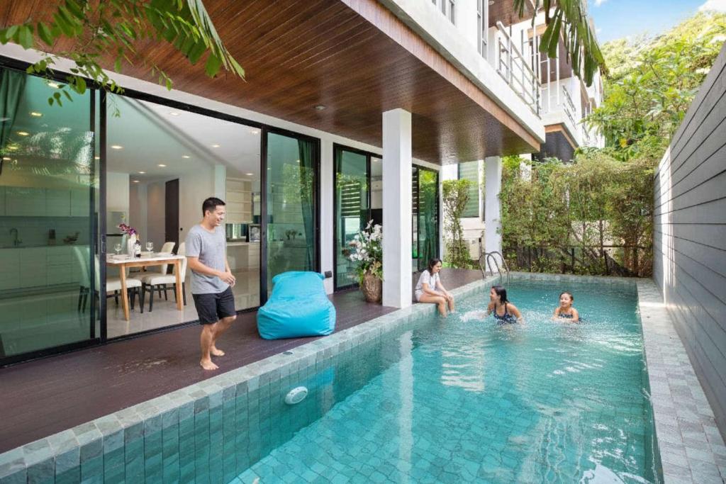 Bassein majutusasutuses Lively Stay at Vibrant Kata, 4BR Pool Villa B2 near Beach - UTK2 või selle lähedal