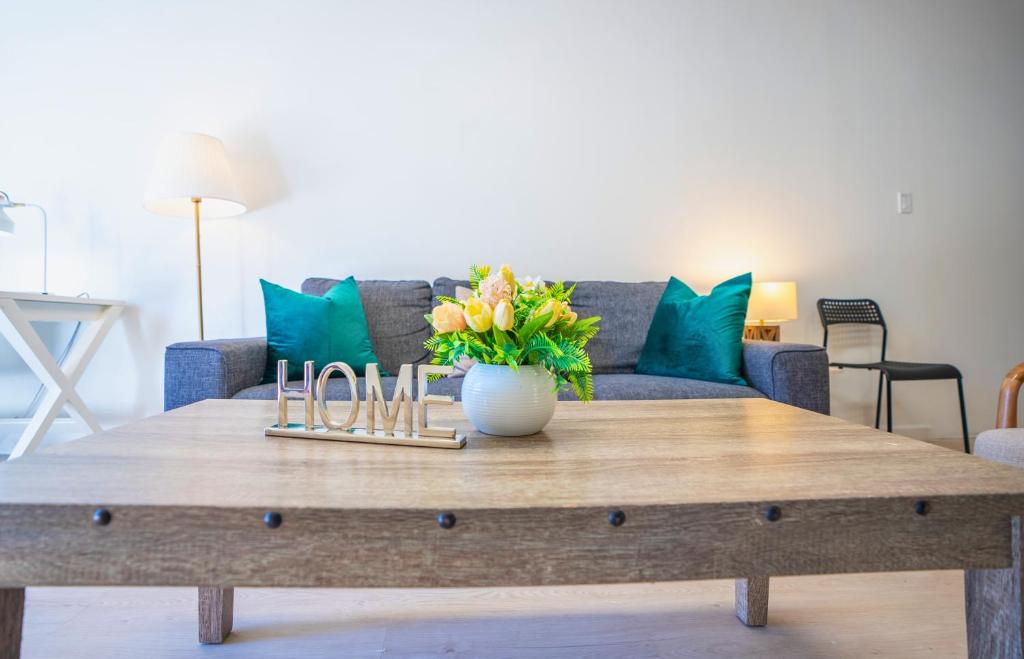 Χώρος καθιστικού στο Central 3BR Home Steps from Castro St