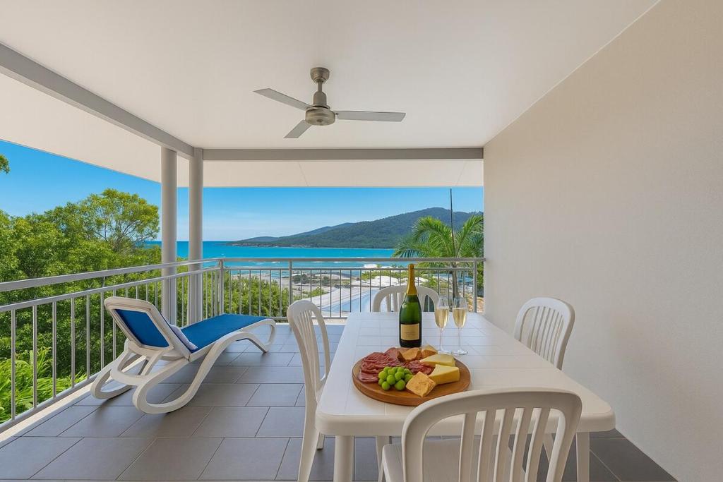 una sala da pranzo con un tavolo con un piatto di cibo di Amalfi Whitsunday Retreat Infinity Pool SeaViews ad Airlie Beach