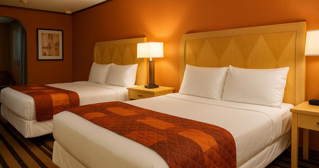 ein Hotelzimmer mit zwei Betten und zwei Lampen in der Unterkunft Gated 2 Double Beds Studio with Full Kitchen 102 in Baton Rouge