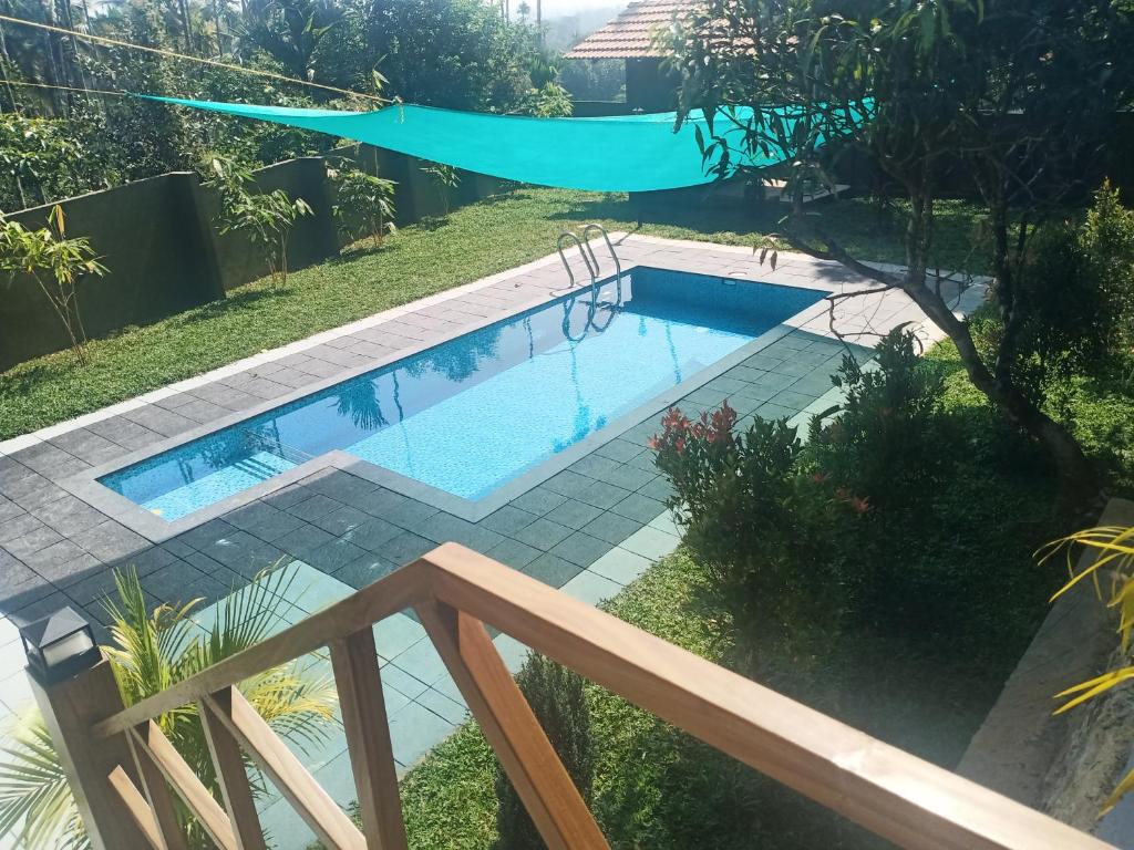 Bazén v ubytování Royal homestay nebo v jeho okolí