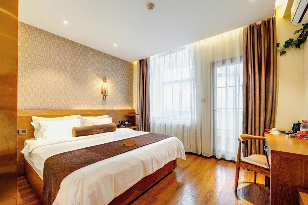 Una cama o camas en una habitación de James Joyce Coffetel Qufu Tourist Center Gulou Street Sankong Scenic Spot