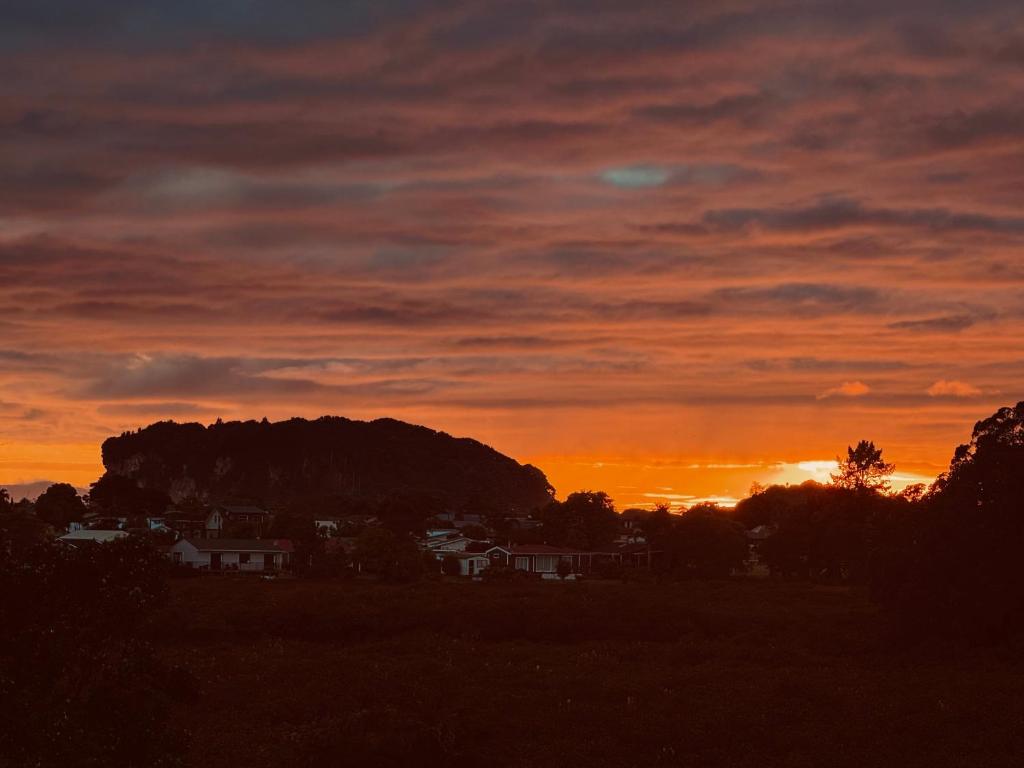 Η ανατολή ή δύση του ηλίου όπως φαίνεται από αυτή η παραθεριστική κατοικία ή από εκεί κοντά