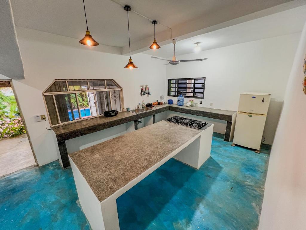 uma cozinha com piso azul num quarto em Casa de Descanso Hermosa San Angel 