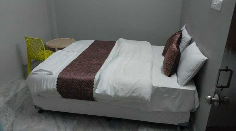 En eller flere senge i et værelse på Hotel O Sai Dham Ayodhya