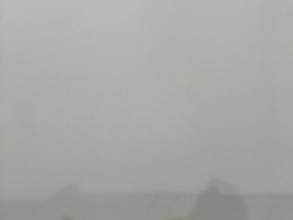 einen Snowboarder, der auf einer schneebedeckten Piste reitet in der Unterkunft Hotel O Dream Guest House in Izatnagar