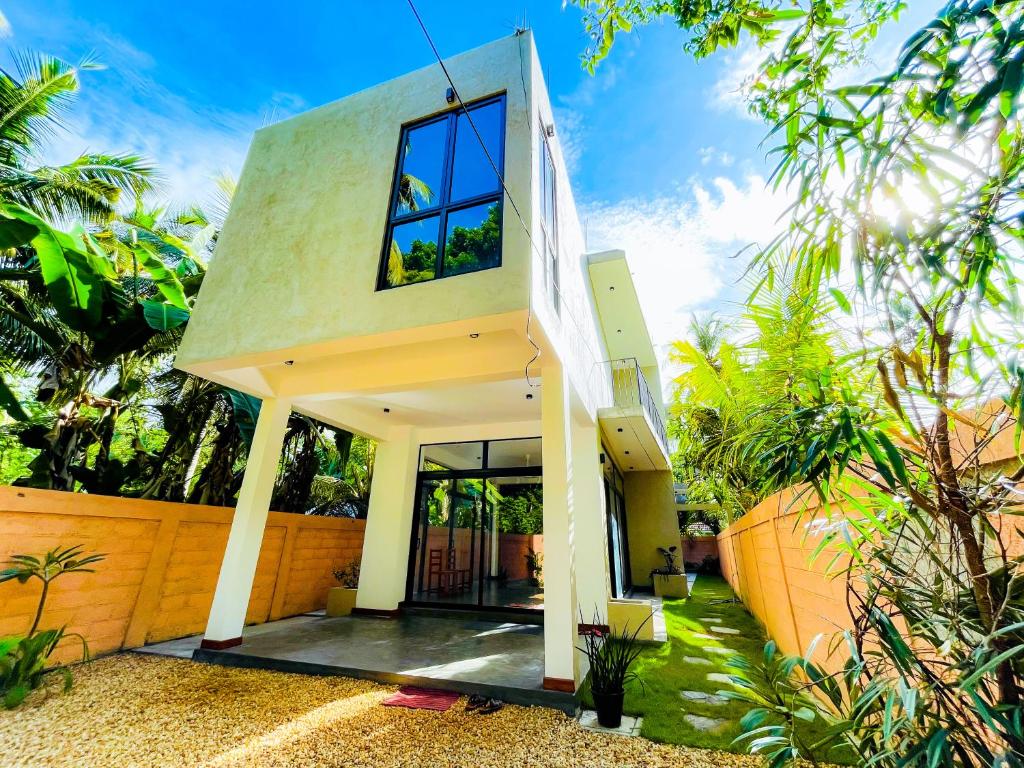 ein Haus mit einem großen Fenster darüber in der Unterkunft Serene Villa in Unawatuna