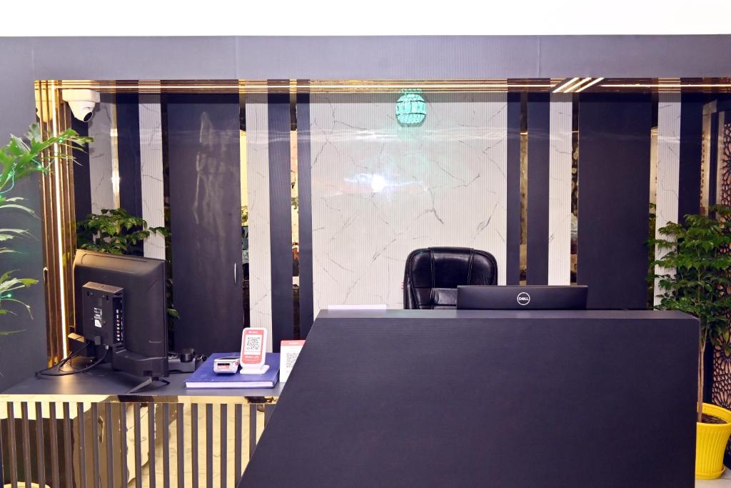 Una oficina con un escritorio con una computadora encima en Sunaina Palace, en Varanasi