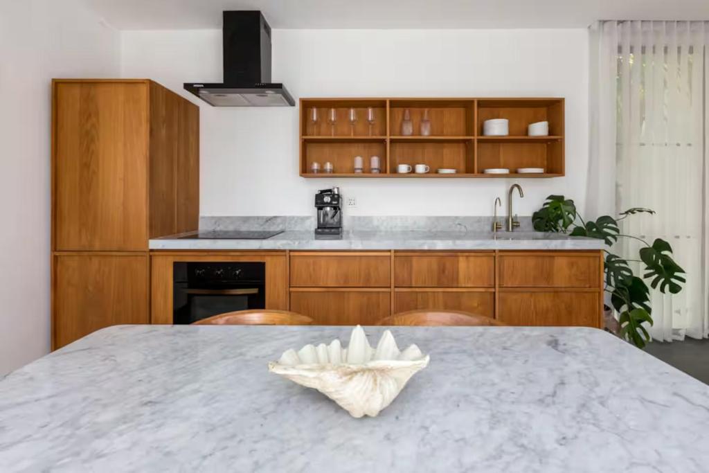 Η κουζίνα ή μικρή κουζίνα στο Modern 1 Bedroom Villa with Rooftop near the beach