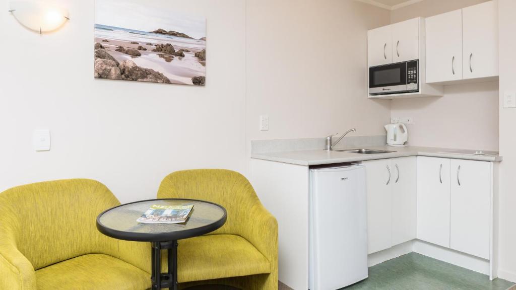 Kuchyň nebo kuchyňský kout v ubytování Outrigger Motel