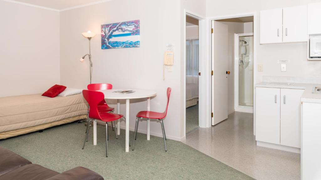 Kuchyň nebo kuchyňský kout v ubytování Outrigger Motel