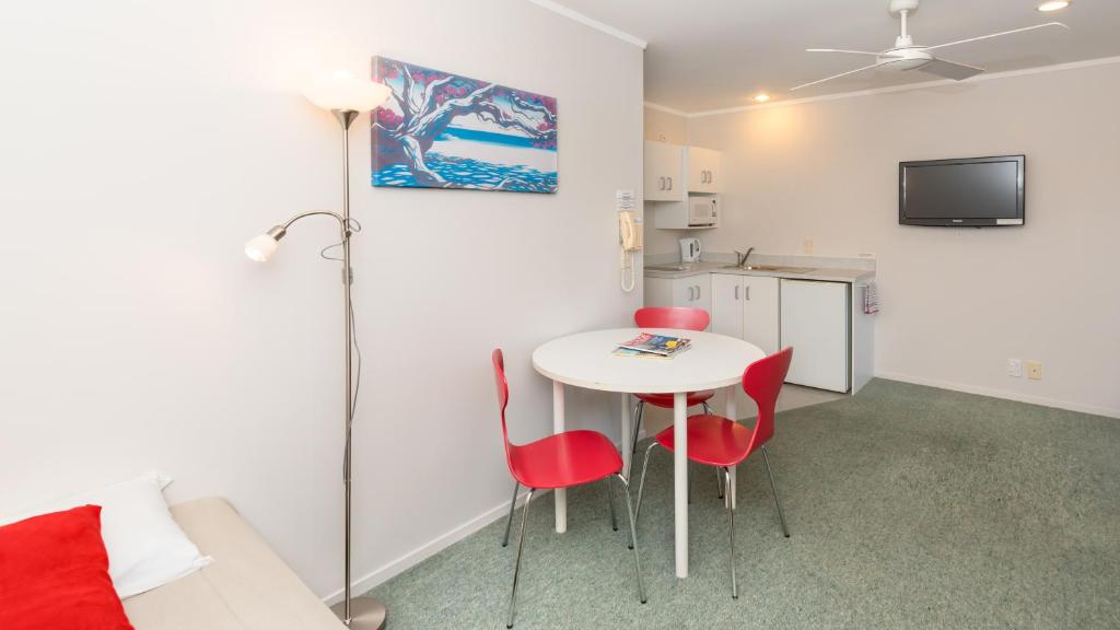 Kuchyň nebo kuchyňský kout v ubytování Outrigger Motel