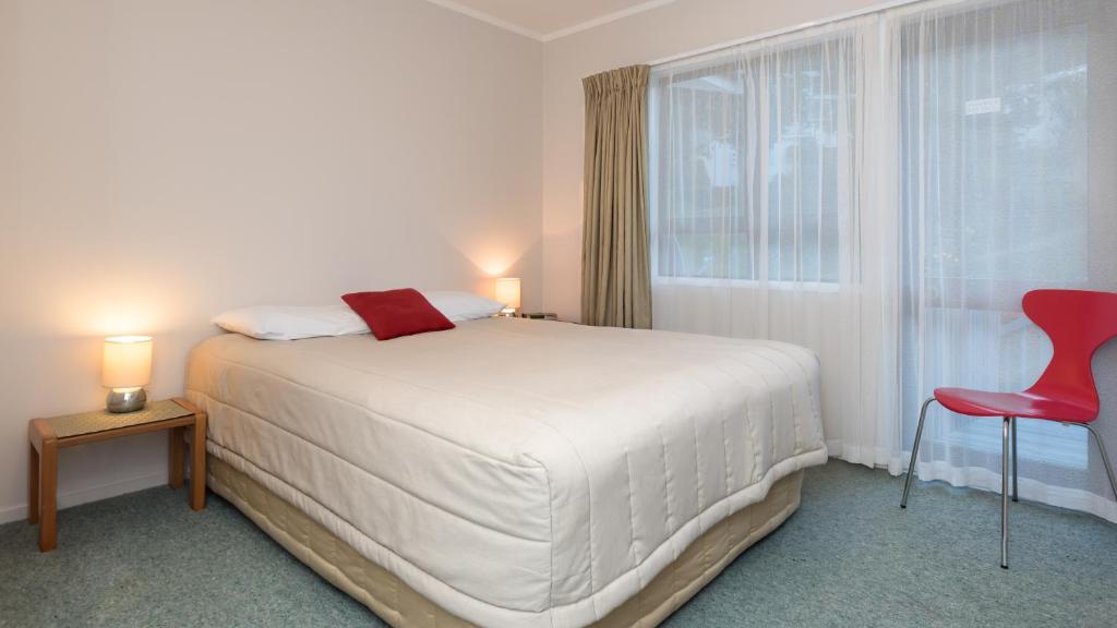 Postel nebo postele na pokoji v ubytování Outrigger Motel