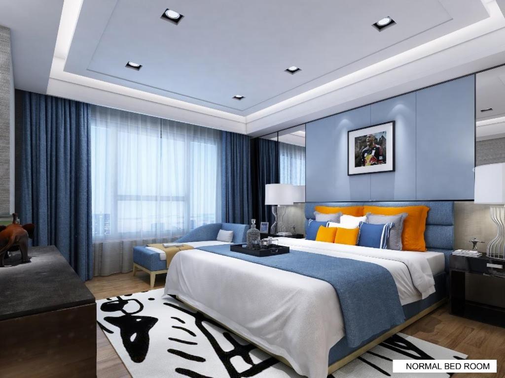 una camera da letto con un letto grande e un soggiorno di Vista Luxurious Resort and Funpark a Dharān Bāzār