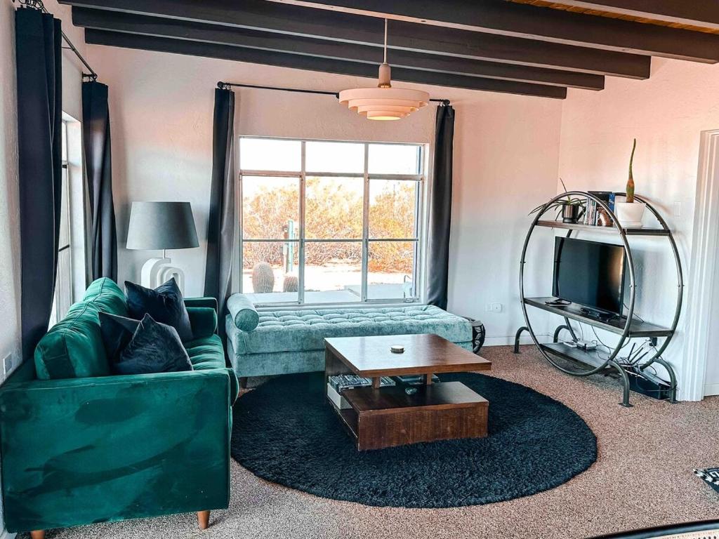 Χώρος καθιστικού στο 2 Epic Houses, 10 Acres, Views