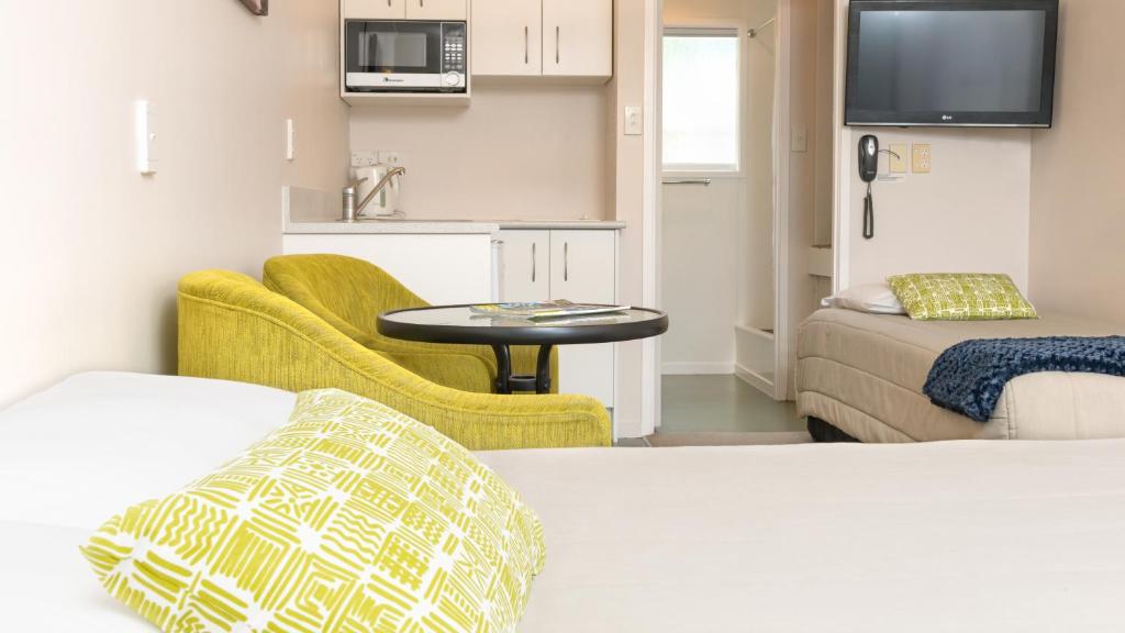 Postel nebo postele na pokoji v ubytování Outrigger Motel