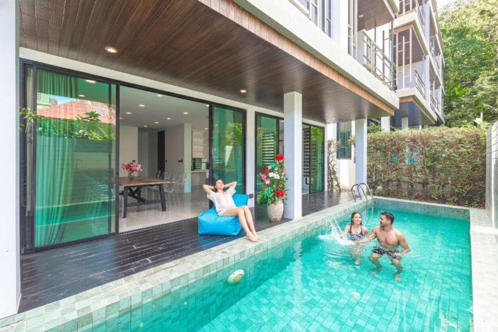 een groep mensen in het zwembad van een huis bij Vibrant Life at 4BR Pool Villa, Kata - UTK3 in Kata Beach